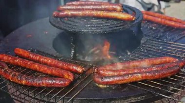 Sosisler mangalda pişiyor..