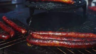 Sosisler mangalda pişiyor..