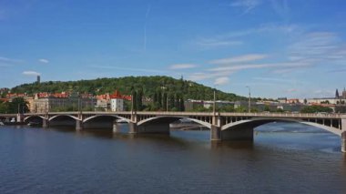 Ünlü Prag taş köprüsü ve binaları.