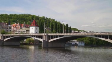 Ünlü Prag taş köprüsü ve binaları.