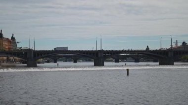 Ünlü Prag taş köprüsü ve binaları.