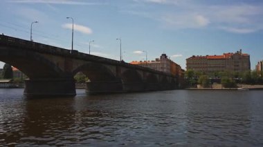 Ünlü Prag taş köprüsü ve binaları.