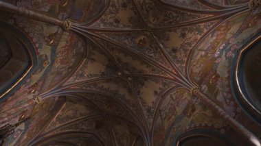 Prag, Çek Cumhuriyeti - 10.05.2025: Karmaşık neo-gotik tavan duvar resimleri.