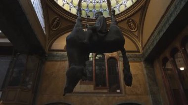 Prag, Çek Cumhuriyeti - 10.05.2025: David Cerny ünlü baş aşağı at heykeli.