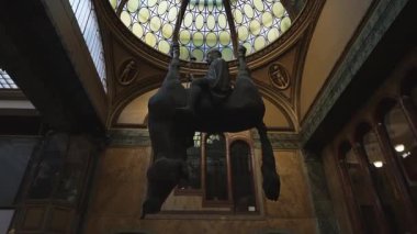 Prag, Çek Cumhuriyeti - 10.05.2025: David Cerny ünlü baş aşağı at heykeli.