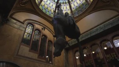 Prag, Çek Cumhuriyeti - 10.05.2025: David Cerny ünlü baş aşağı at heykeli.