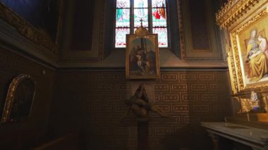 Prag, Çek Cumhuriyeti - 10.05.2025: Neo-Gotik sunak ve Aziz Peter ve Paul 'un şanseli.