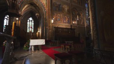 Prag, Çek Cumhuriyeti - 10.05.2025: Neo-Gotik sunak ve Aziz Peter ve Paul 'un şanseli.