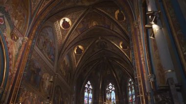 Prag, Çek Cumhuriyeti - 10.05.2025: Neo-Gotik sunak ve Aziz Peter ve Paul 'un şanseli.