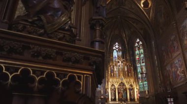 Prag, Çek Cumhuriyeti - 10.05.2025: Neo-Gotik sunak ve Aziz Peter ve Paul 'un şanseli.