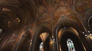 Prag, Çek Cumhuriyeti - 10.05.2025: St. Peter ve Paul Bazilika organı ve boyanmış mahzenler.