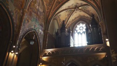 Prag, Çek Cumhuriyeti - 10.05.2025: St. Peter ve Paul Bazilika organı ve boyanmış mahzenler.