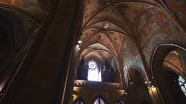 Prag, Çek Cumhuriyeti - 10.05.2025: St. Peter ve Paul Bazilika organı ve boyanmış mahzenler.