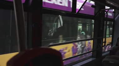 Prag, Çek Cumhuriyeti - 10.05.2025: Şehir sokaklarında tramvay penceresinden görüntü.