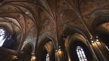 Prag, Çek Cumhuriyeti - 10.05.2025: St. Peter ve Paul Bazilika organı ve boyanmış mahzenler.