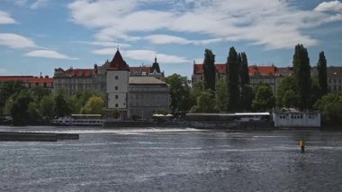 Prag, Çek Cumhuriyeti - 10.05.2025: Vltava Nehri 'nden Prag şehir manzarası.