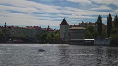 Prag, Çek Cumhuriyeti - 10.05.2025: Vltava Nehri 'nden Prag şehir manzarası.