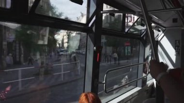 Prag, Çek Cumhuriyeti - 10.05.2025: Şehir sokaklarında tramvay penceresinden görüntü.