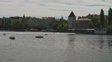 Prag, Çek Cumhuriyeti - 10.05.2025: Vltava Nehri 'nden Prag şehir manzarası.