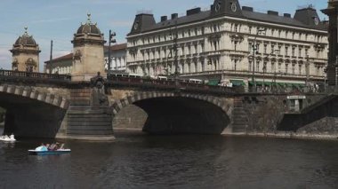 Prag, Çek Cumhuriyeti - 10.05.2025: Vltava Nehri 'nden Prag şehir manzarası.