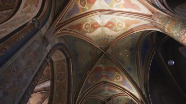 Prag, Çek Cumhuriyeti - 10.05.2025: Karmaşık neo-gotik tavan duvar resimleri.