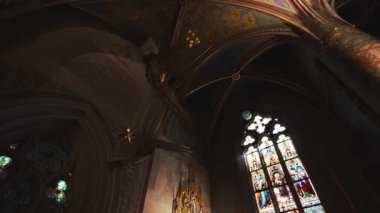 Prag, Çek Cumhuriyeti - 10.05.2025: Karmaşık neo-gotik tavan duvar resimleri.