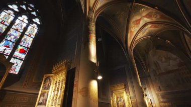 Prag, Çek Cumhuriyeti - 10.05.2025: Karmaşık neo-gotik tavan duvar resimleri.