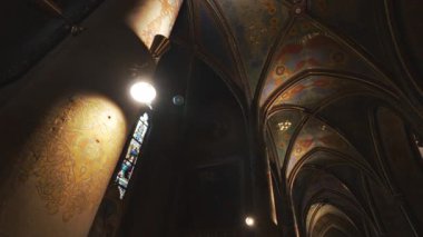 Prag, Çek Cumhuriyeti - 10.05.2025: Karmaşık neo-gotik tavan duvar resimleri.