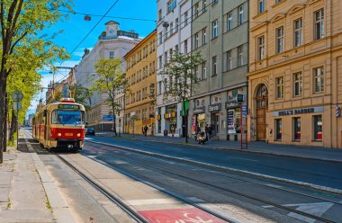 Prag, Çek Cumhuriyeti - 10.05.2025: Retro elektrik tramvayı.