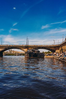 Prag, Çek Cumhuriyeti - 10.05.2025: Vltava Nehri köprüsü yakınında dinlenen turistler.