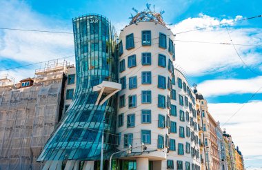 Prag, Çek Cumhuriyeti - 10.05.2025: Dancing House modern mimari görüşü.