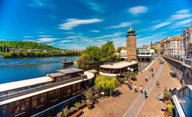 Prag, Çek Cumhuriyeti - 10.05.2025: Vltava Nehri kıyısı manzaralı tekneler.