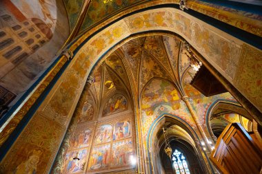 Prag, Çek Cumhuriyeti - 10.05.2025: Aziz Peter ve Paul Bazilikası tavanı.