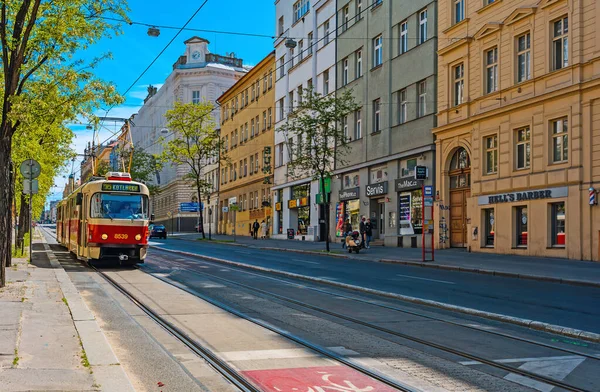 Prag, Çek Cumhuriyeti - 10.05.2025: Retro elektrik tramvayı.