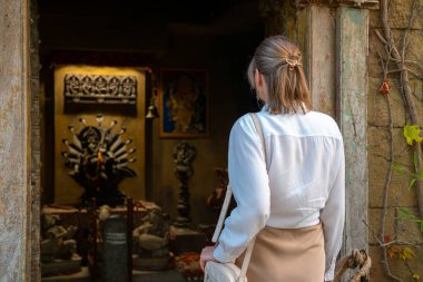 Eski Hindu tapınağını ziyaret eden kadın..