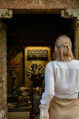 Eski Hindu tapınağını ziyaret eden kadın..