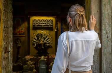 Eski Hindu tapınağını ziyaret eden kadın..