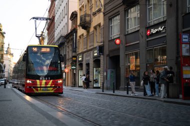 Prag, Çek Cumhuriyeti - 11.05.2025: Vodickova Caddesi üzerindeki Red Skoda tramvay hattı 14.