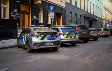 Prag, Çek Cumhuriyeti - 11.05.2025: Çek polis arabaları park halinde.