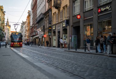 Prag, Çek Cumhuriyeti - 11.05.2025: Vodickova Caddesi üzerindeki Red Skoda tramvay hattı 14.