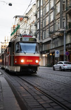 Prag, Çek Cumhuriyeti - 11,05.2025: Vodickova caddesinde klasik T3 tramvayı.