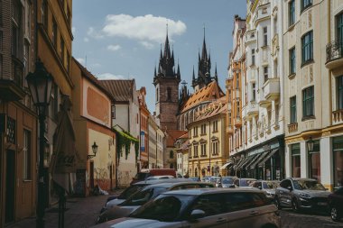 Prag, Çek Cumhuriyeti - 11.05.2025: Tyn Church Kuleleri Eski Kent Caddesi manzaralı.