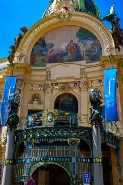 Prag, Çek Cumhuriyeti - 11,05,2025: Belediye Binasının Mozaik ön cephesi.