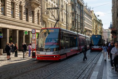 Prag, Çek Cumhuriyeti - 11.05.2025: Yoğun Vodickova caddesinde modern Skoda tramvayı.