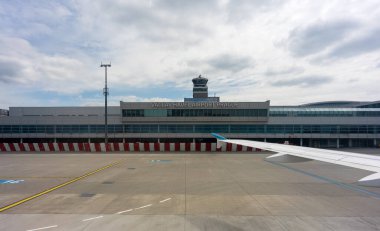 Prag, Çek Cumhuriyeti - 11.05.2025: Vaclav Havel Havalimanı terminal manzaralı.