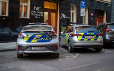 Prag, Çek Cumhuriyeti - 11.05.2025: Çek polis arabaları park halinde.