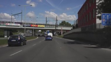 Prag, Çek Cumhuriyeti - 10.05.2025: Şehir sokaklarında araba sürmek.