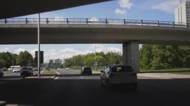 Prag, Çek Cumhuriyeti - 10.05.2025: Şehir sokaklarında araba sürmek.