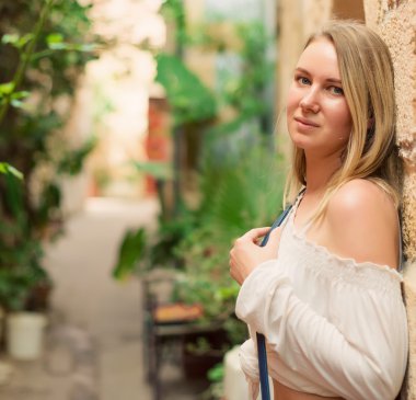 Güzel kadın sokakta poz. Metin için yer.