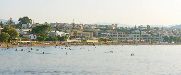 Vista panoramica sulla città e sulla spiaggia con le persone . — Foto Stock